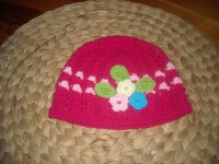 HÁČKOVANÁ ČEPIČKA S APLIKACÍ KYTIČEK